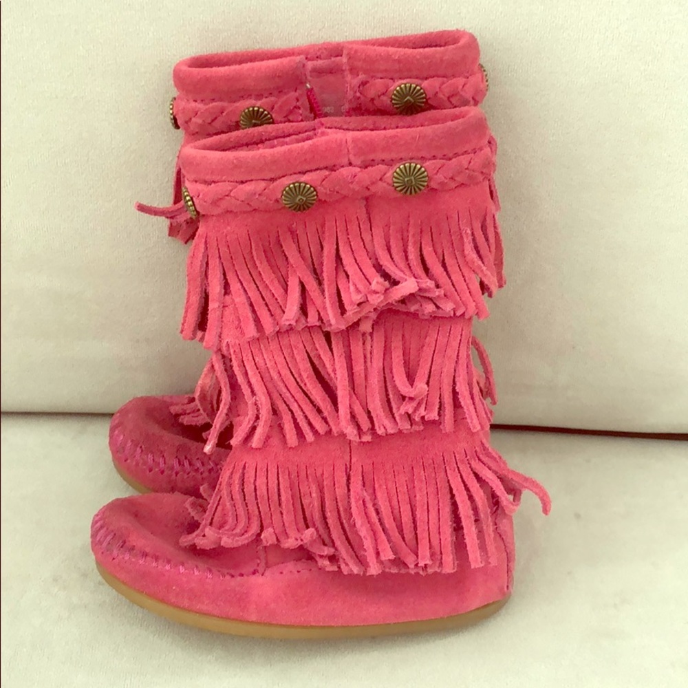 Minnetonka fringe boots size 7(little kids)